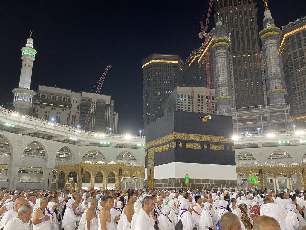 Jemaah menjalani tawaf atau berdoa sambil mengelilingi Kabah di area Masjidil Haram, Mekkah, Arab Saudi, Rabu (14/6/2023) dini hari. Tawaf menjadi bagian dari amalan umrah yang juga dilakoni jemaah sambil menunggu waktu haji. 
