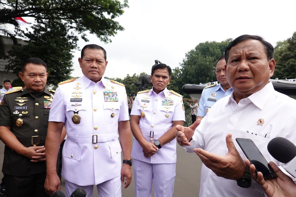 Menteri Pertahanan Prabowo Subianto memberikan keterangan pers di sela-sela rapat pimpinan Kementerian Pertahanan yang menyertakan pimpinan TNI dan Polri serta pejabat-pejabat utama Kemenhan, Rabu (18/1/2023), Presiden Jokowi juga menandatangani dan memberi penanaman kendaraan operasional TNI.
