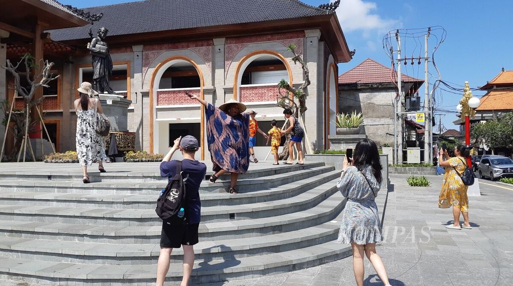 Suasana di area Pasar Rakyat Tematik Wisata Ubud, Ubud, Gianyar, Senin (24/4/2023). Patung sosok Tjokorda Gde Agung Sukawati menghias halaman depan pasar seni di Ubud, Gianyar.