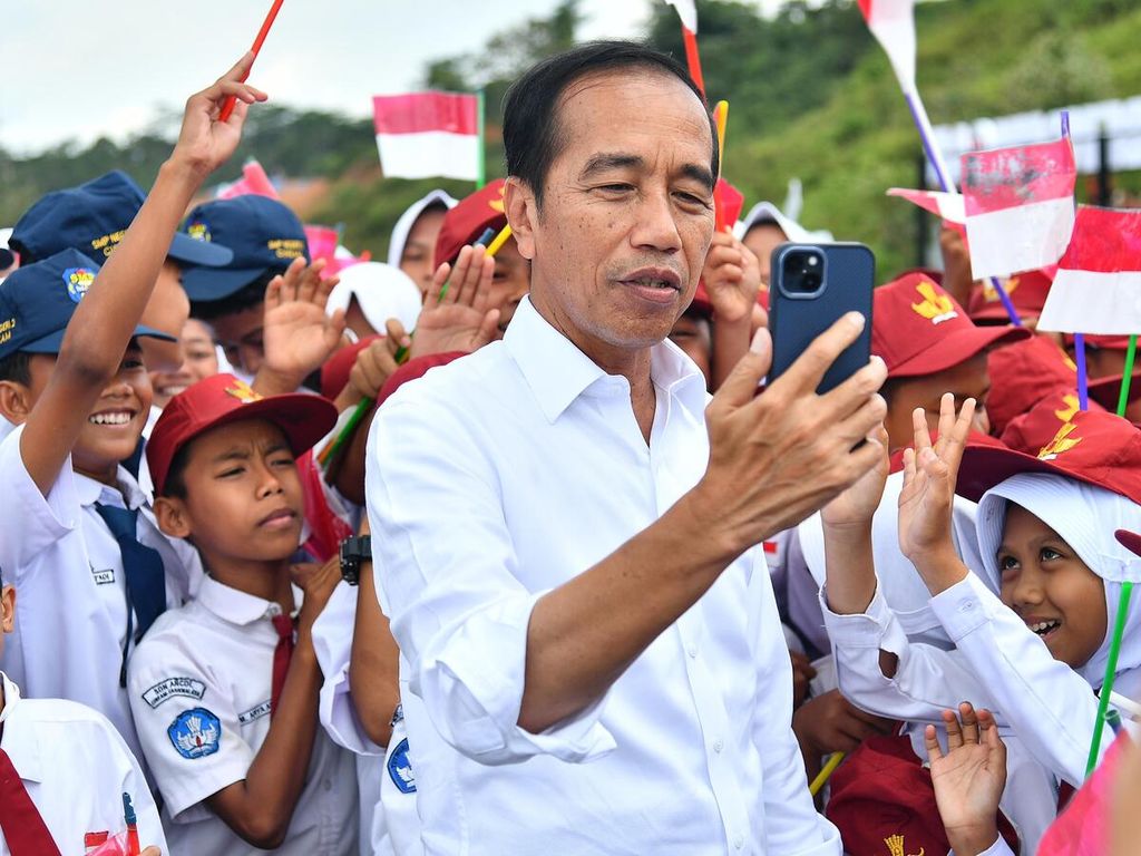 Presiden Joko Widodo <i>nge-vlog</i> saat peresmian Bendungan Leuwikeris di Kabupaten Tasikmalaya, Provinsi Jawa Barat, Kamis (29/8/2024). 