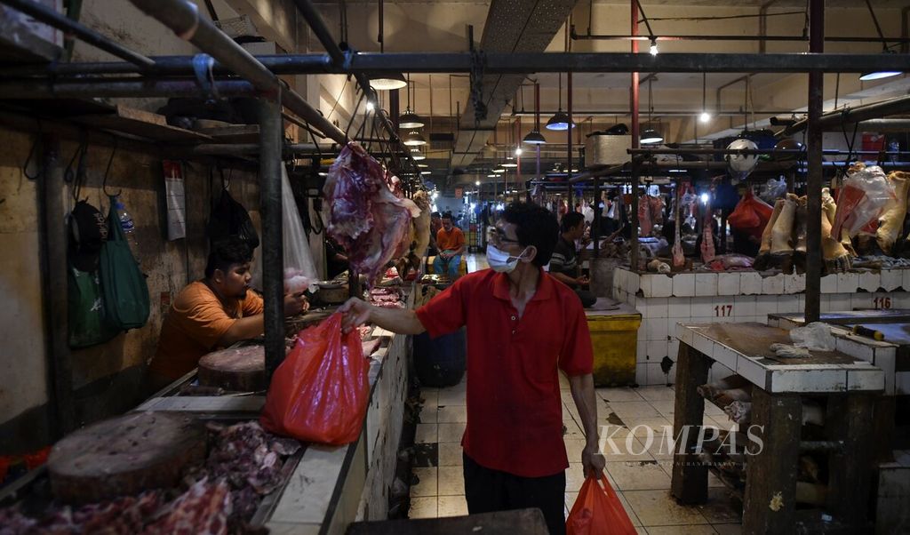 Warga membeli daging sapi di Pasar Senen, Jakarta Pusat, Jumat (25/2/2022). Harga daging sapi di pasaran saat ini terus naik. Di sejumlah pasar di Jakarta, harga rata-rata daging sapi mencapai Rp 132.000 per kilogram. Sementara untuk daging sapi paha belakang, harga jualnya mencapai Rp 140.000 per kilogram. Kenaikan harga tersebut cukup signifikan dibandingkan harga normal yang berkisar Rp 115.000-Rp 125.000 per kilogram. 