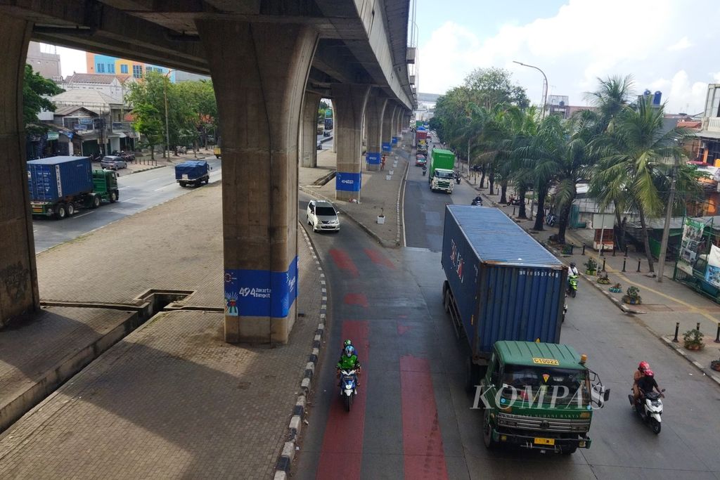 Sejumlah kendaraan dan truk melintas di Jalan Bugis, Kebun Bawang, Jakarta Utara, Selasa (7/6/2022). Tren aksi nekat sekelompok remaja menghentikan truk di jalan raya meresahkan para sopir truk.