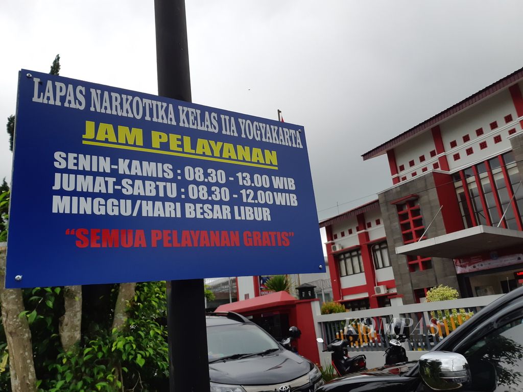 Suasana bagian depan Lembaga Pemasyarakatan Narkotika Kelas IIA Yogyakarta di Kabupaten Sleman, Daerah Istimewa Yogyakarta, Rabu (10/11/2021). 