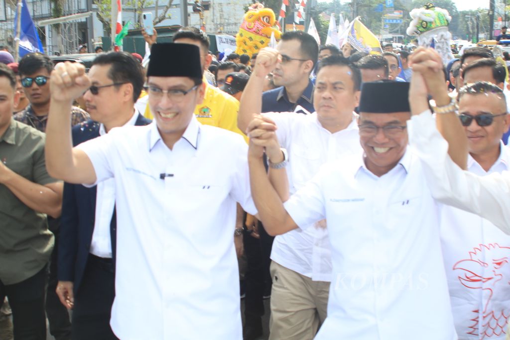 Bakal calon wali kota Medan dan wakil wali kota, Rico Waas-Zakiyudin, mendaftar ke Komisi Pemilihan Umum Kota Medan, Sumatera Utara, Kamis (29/8/2024).