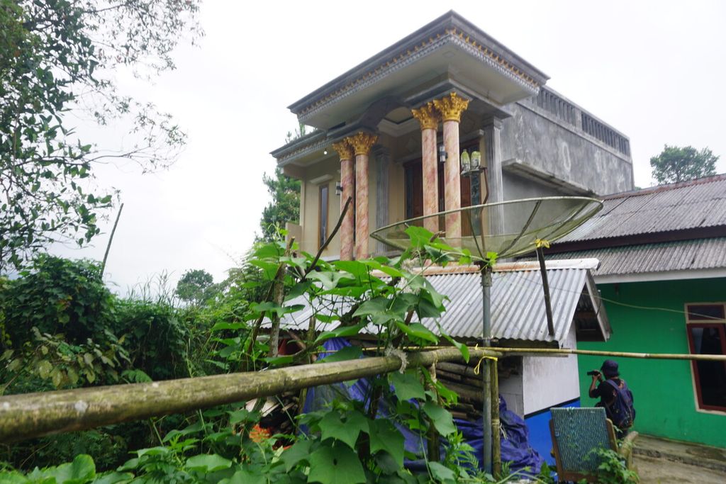 Kondisi rumah Slamet Tohari di RT 017 RW 004 di Desa Balun, Wanayasa, Banjarnegara, Jawa Tengah, Selasa (4/4/2023). Bangunan biru putih itu biasa digunakan Slamet untuk melakukan ritual kepada tamu atau pasiennya. 