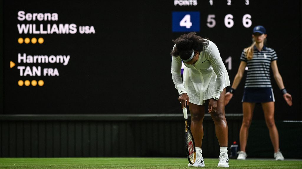  Eskpresi kekecewaan petenis Amerika, Serene Williams, setelah kehilangan poin saat bertanding melawan petenis Perancis, Harmony Tan, pada babak pertama Wimbledon di All England Lawn Tennis and Croquet Club, London, Selasa (28/6/2022). Serena kalah pada pertandingan ini dengan skor 6-7, 6-1, 6-7 (7-10). 