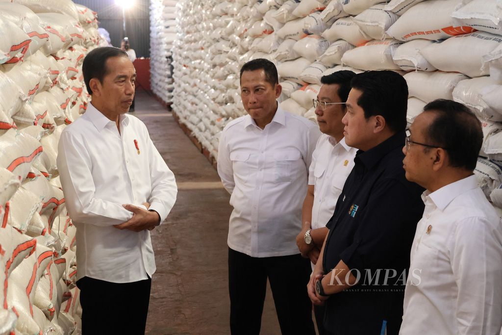 President Joko Widodo discussed with the Head of Bulog Budi Waseso, Head of the National Food Agency Arief Prasetyo, Minister of State-Owned Enterprises Erick Thohir, and Minister of State Pratikno during a visit to the Bulog warehouse in Dramaga, Bogor Regency on Monday (11/9/2023).