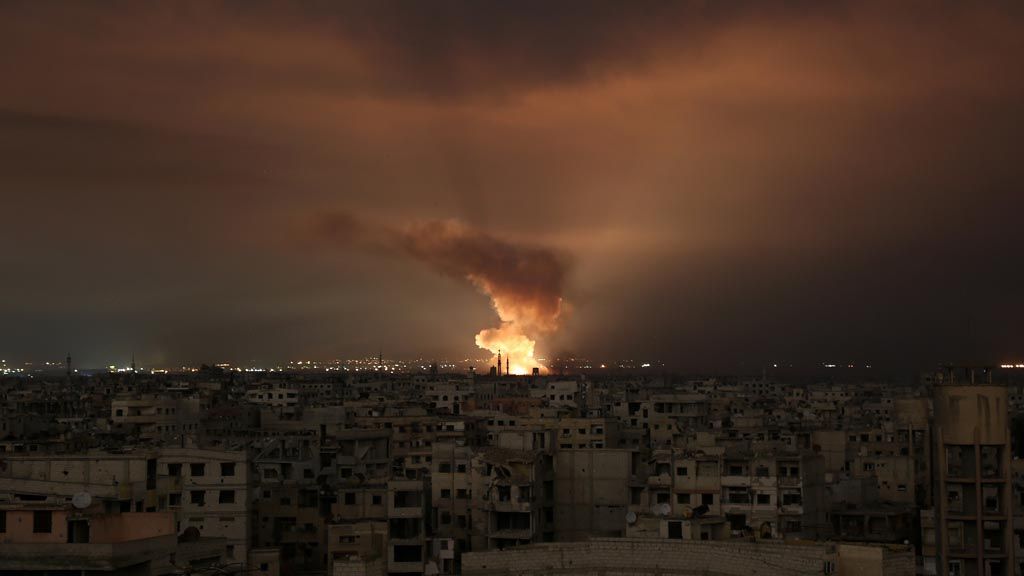Asap membumbung akibat serangan udara di Gouta Timur, Damaskus, Jumat (23/2). Sedikitnya 32 orang tewas akibat serangan udara tersebut.