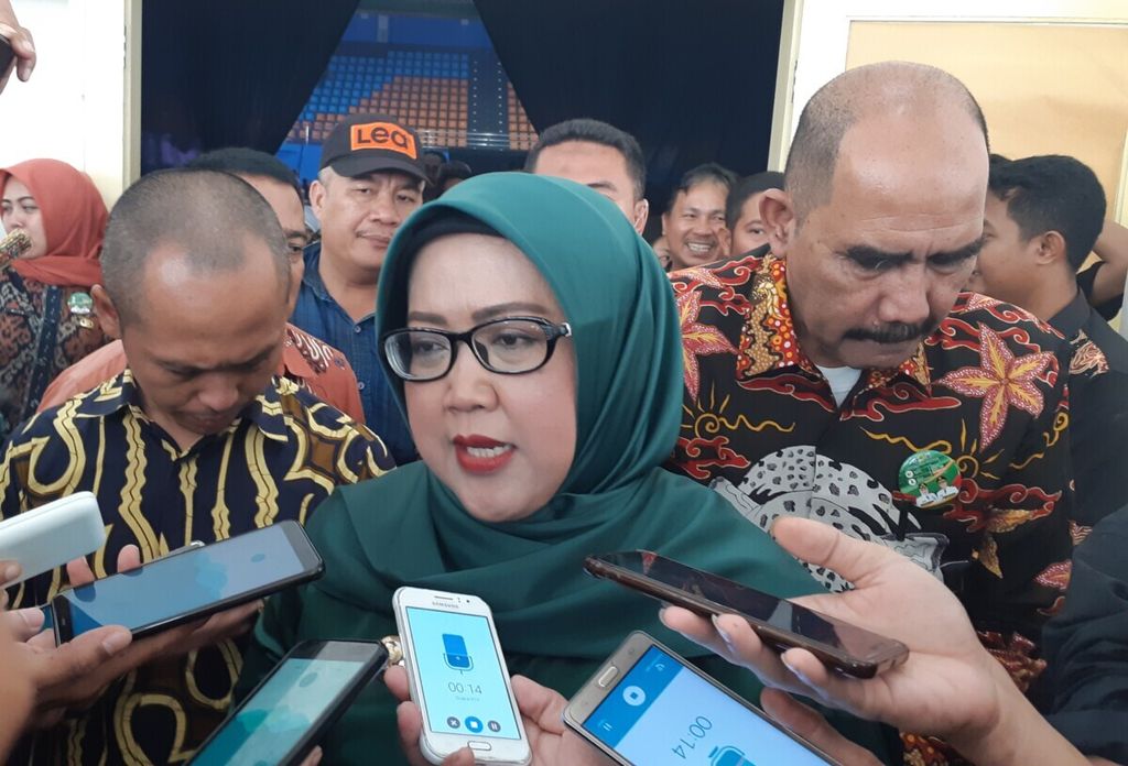 Bupati Bogor Ade Yasin (tengah) dan Kepala Dinas Pendidikan Kabupaten Bogor Lutfi Syam (kanan).
