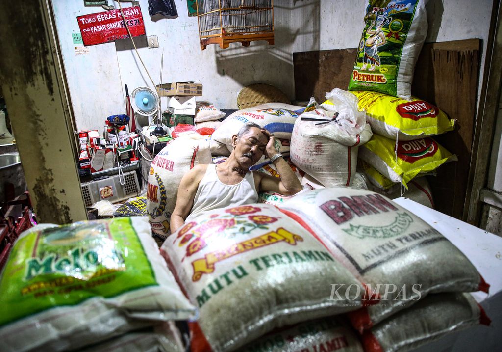 Pedagang beras terlelap saat menunggu pembeli di Pasar Santa, Kebayoran, Baru, Jakarta Selatan, beberapa waktu lalu.
