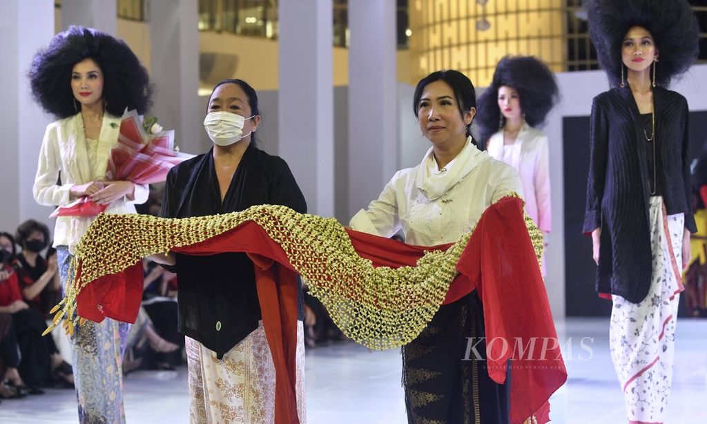 Desainer Obin (kiri) dalam BAZAAR Fashion Festival di Senayan City, Jakarta, Jumat (5/8/2022). 