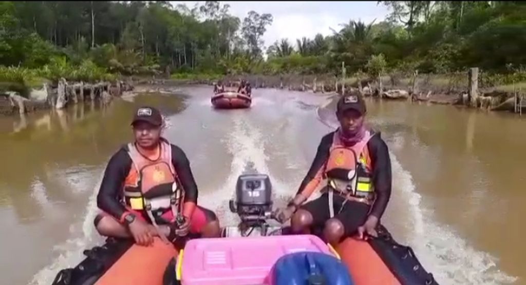 Tim SAR Timika berupaya mencari satu korban yang belum ditemukan saat tenggelamnya perahu motor di daerah perairan Samendoro, Kabupaten Asmat, Rabu (6/7/2022). Perahu motor tersebut membawa penumpang dari daerah Primapun.