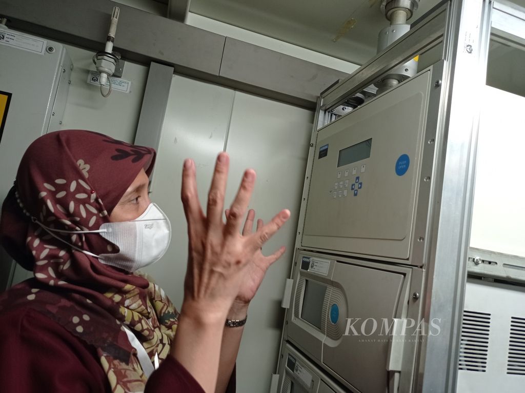 Petugas laboratorium lingkungan hidup menunjukkan alat pengukur kualitas udara di stasiun pemantau kualitas udara Bundaran Hotel Indonesia di Jakarta, Jumat (28/1/2022).
