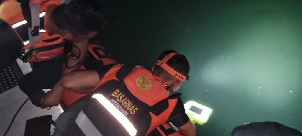 Tim dari Kantor Pencarian dan Pertolongan (SAR) Kendari mencari korban yang terjatuh dari Jembatan Teluk Kendari, Sulawesi Tenggara, Selasa (10/10/2023).