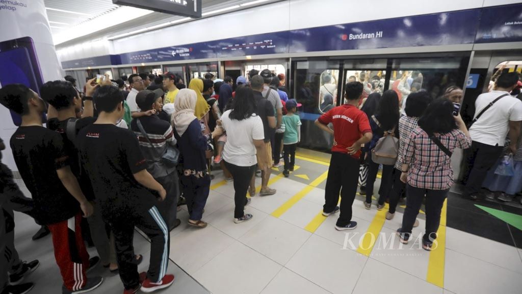 Warga hendak menaiki kereta Moda Raya Terpadu (MRT) Ratangga di Stasiun MRT Bundaran HI, Jakarta, Minggu (24/3/2019).
