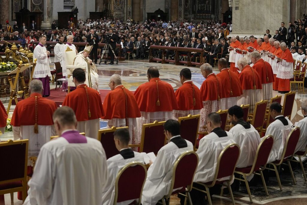 Paus Fransiskus berdoa di depan para kardinal baru di Santo Petrus Basilika, Vatikan, 27 Agustus 2022. Pada Minggu (10/7/2023), Paus telah menunjuk 21 kardinal baru, termasuk prelat dari Hong Kong dan Jerusalem. 