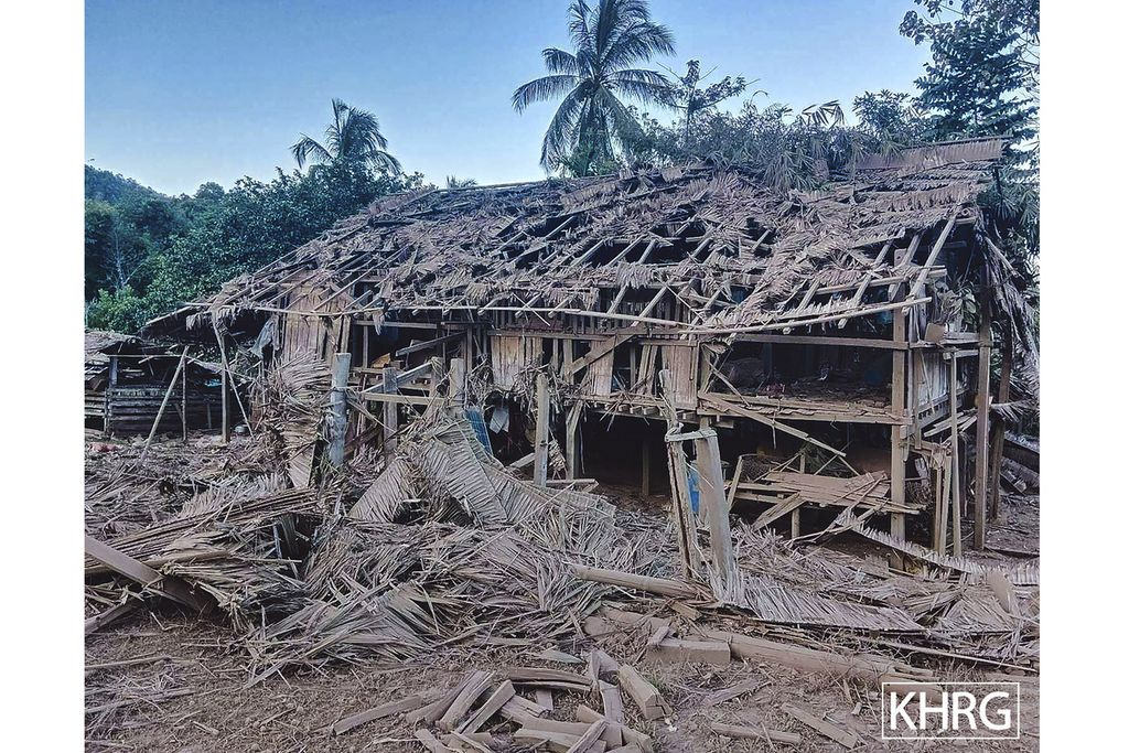 Rumah-rumah hancur akibat serangan yang diduga serangan udara militer Myanmar di Distrik Mutraw, Karen, Myanmar timur, Jumat (13/1/2023). Serangan udara ini terjadi di desa-desa yang sebagian besar dihuni oleh etnis minoritas Karen. 
