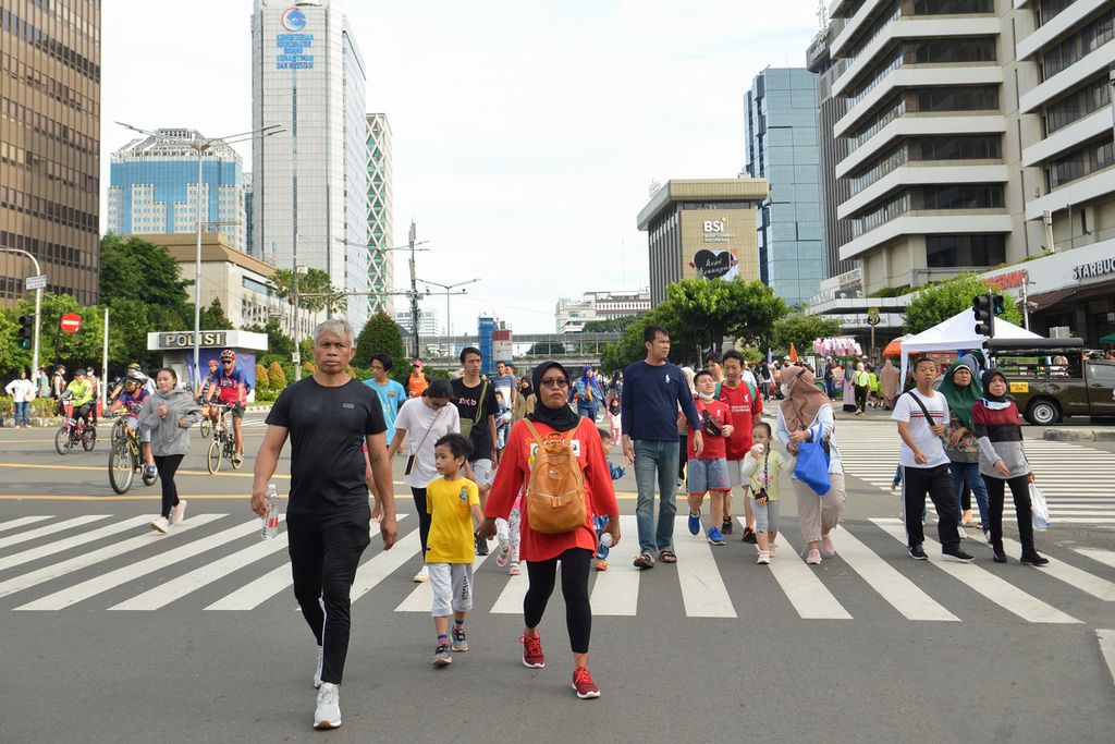 Sejumlah warga berjalan menuju arah Bundaran Hotel Indonesia, Jakarta Pusat, saat hari bebas kendaraan bermotor, Minggu (8/1/2023). 