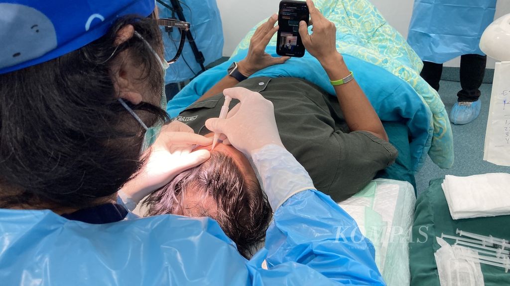 Seorang pasien melakukan prosedur transplantasi rambut dengan teknik <i>direct hair implantation</i> di Jakarta, Selasa (24/5/2022). Transplantasi rambut diminati publik karena dapat mengatasi masalah kerontokan rambut hingga kebotakan. 