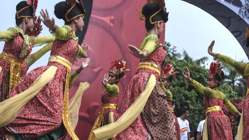 Penari tampil saat mengikuti Cikini Karnaval di Taman Ismail Marzuki, Jakarta, Sabtu (10/11/2018).  