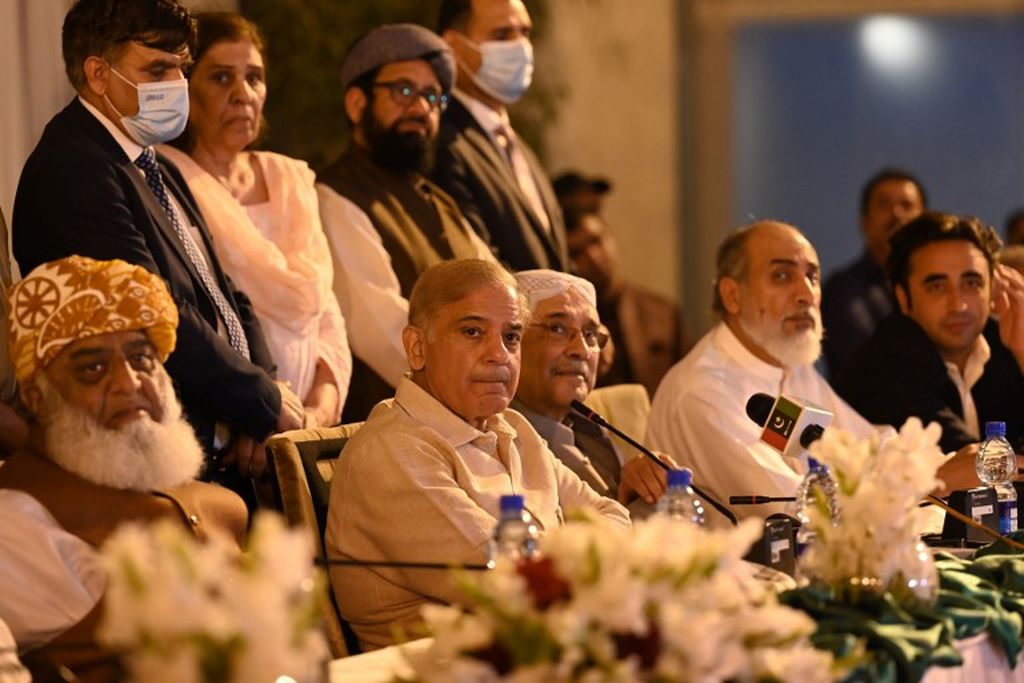 Pemimpin partai oposisi Pakistan, Shahbaz Sharif (kedua dari kiri), Asif Ali Zardari (tengah), Fazlur Rehman (kiri), dan Bilawal Bhutto Zardari (kanan) berbicara dalam konferensi pers di Islamabad pada 28 Maret 2022. 