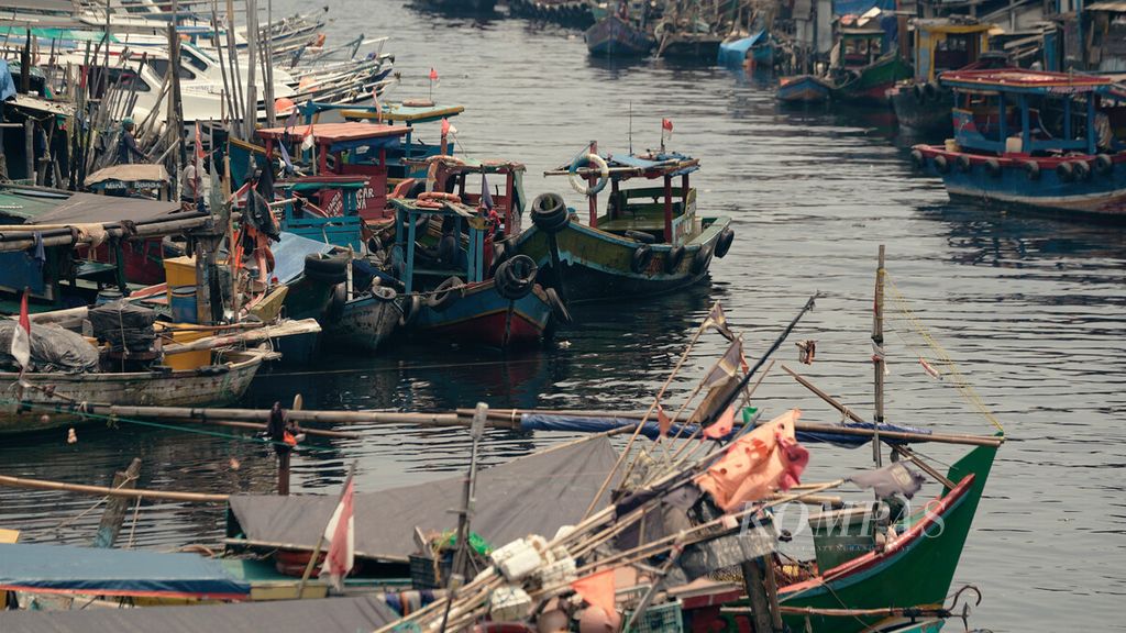 Aktivitas nelayan muara Kali Rawa Malang, Cilincing, Jakarta Utara (16/3/2022). Kementerian Kelautan dan Perikanan (KKP) menyatakan kebijakan penangkapan ikan terukur berbasis kuota akan memprioritaskan nelayan kecil. Kuota dialokasikan untuk nelayan kecil terlebih dulu, lalu sisanya untuk badan usaha dan koperasi. 