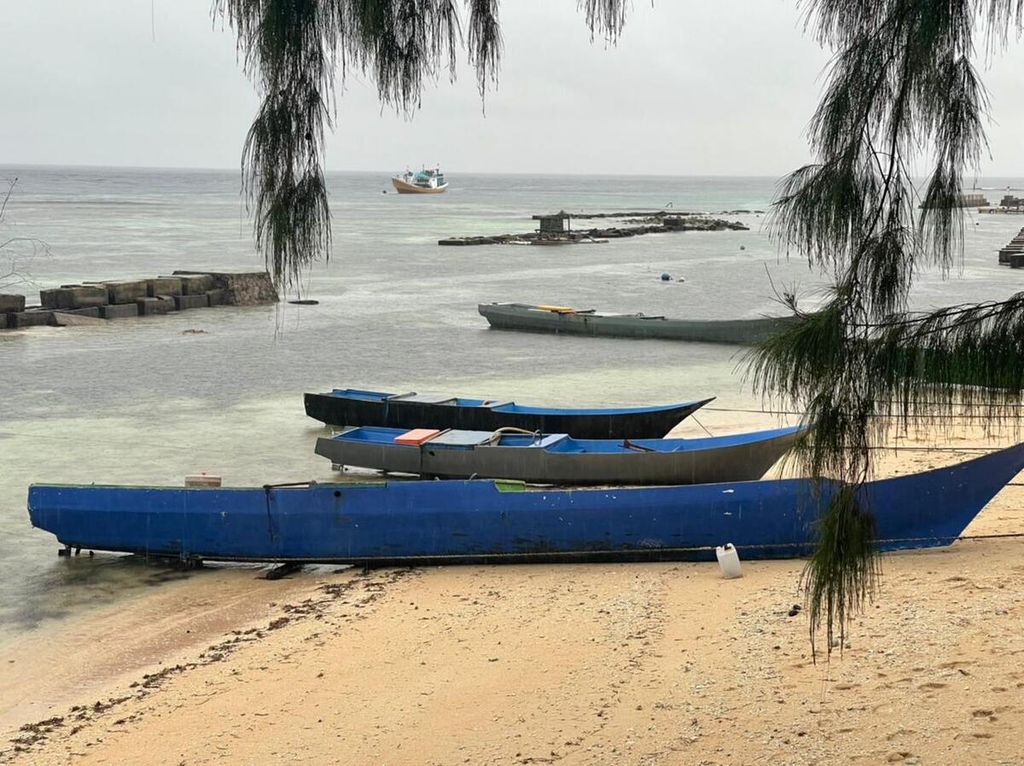 Sejumlah perahu nelayan tertambat di Pantai Sombu, Wangi-wangi, Wakatobi, Sulawesi Tenggara, seiring cuaca yang tidak menentu, Kamis (23/6/2022).