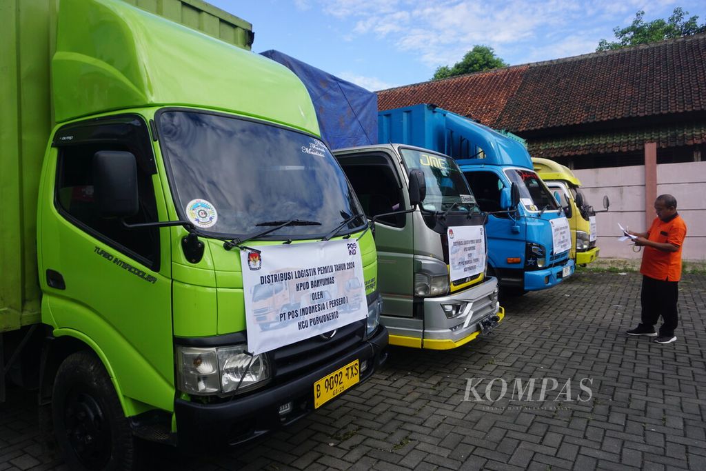 Sejumlah truk boks berisi logistik pemilu siap diberangkatkan menuju kecamatan dari Gudang Logistik KPU Banyumas, Jawa Tengah, Kamis (8/2/2024).