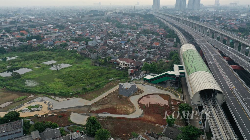 Foto udara kawasan berorientasi transit (TOD) di Jakasampurna, Kota Bekasi, Jawa Barat, Kamis (20/4/2023). Hunian vertikal berkonsep TOD mulai diminati seiring kesiapan infrastruktur kereta ringan (LRT) Jabodebek pada Agustus 2023.