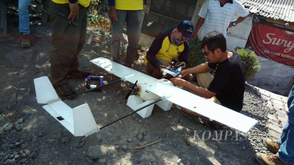 Tim gabungan dari Pusat Vulkanologi dan Mitigasi Bencana Geologi dan Badan Nasional Penanggulangan Bencana, Kamis (12/10/2017), kembali berupaya menerbangkan pesawat tanpa awak (<i>drone</i>).