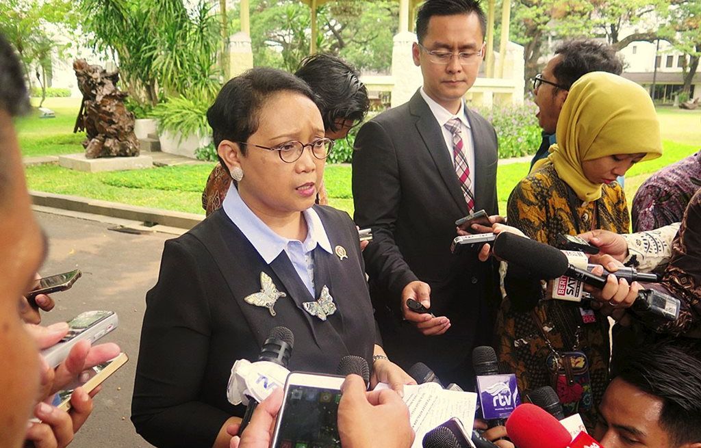 Menteri Luar Negeri Retno LP Marsudi menjelaskan tentang bantuan kemanusiaan yang diberikan Indonesia ke pengungsi Rohingya di Kompleks Istana Kepresidenan, Jakarta, Selasa (12/9). Bantuan Indonesia dikirim dalam beberapa gelombang dan didistribusikan lewat wilayah Banglades.