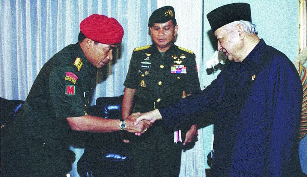 President Soeharto received Pangkostrad Letjen TNI Prabowo Subianto and Commander General (Danjen) Kopassus Mayjen TNI Muchdi Pr at his residence on Jalan Cendana, Jakarta, on Wednesday (1/4/1998). The head of state shook hands with Danjen Kopassus in the presence of Pangkostrad.