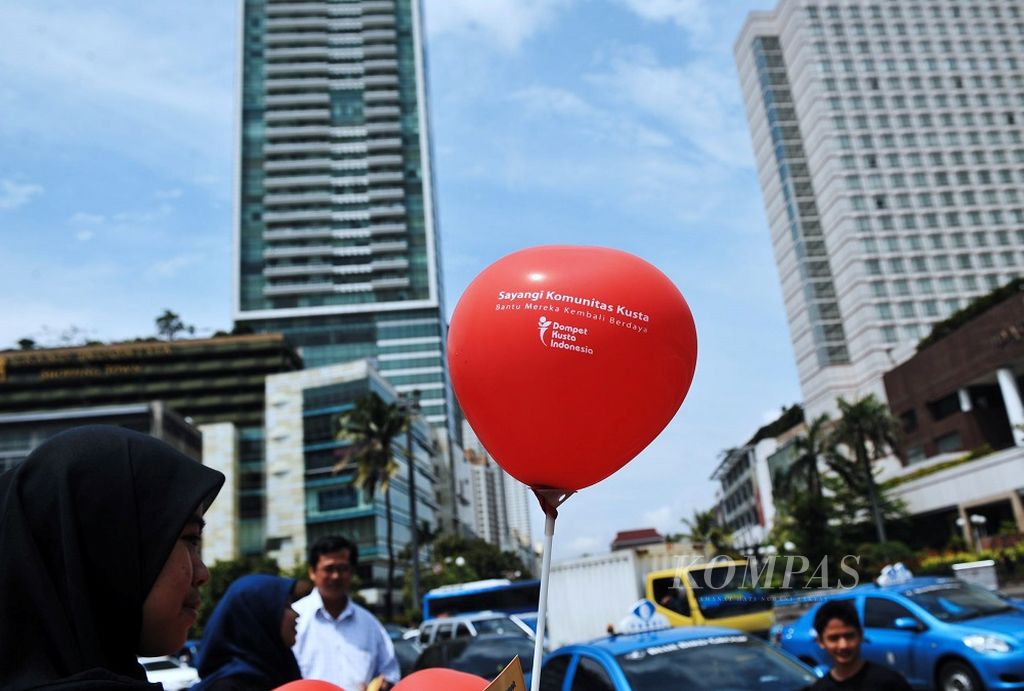 Aktivis dan simpatisan Dompet Kusta Indonesia membagikan balon dan selebaran sebagai bagian kampanye peduli penderita kusta di Bundaran Hotel Indonesia, Jakarta, Rabu (25/1/2012).