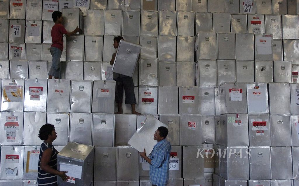 Pekerja menata kotak suara bekas Pemilu 2004 yang akan digunakan untuk Pemilu 2009 di gudang KPU Kota Surabaya di kawasan Margomulyo, Surabaya, Jawa Timur, Selasa (3/3/2004). 
