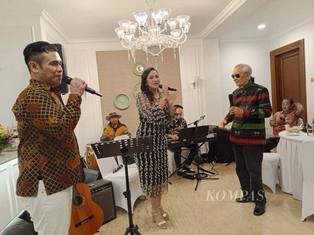 Putra sulung Presiden pertama RI Soekarno, Guntur Soekarno, menghibur tamu-tamunya dengan bernyanyi di acara buka pintu Lebaran di rumah putri tunggalnya, Puti Soekarno, dan suaminya, Joy Kameron, Kamis (11/4/2024), di Jakarta.