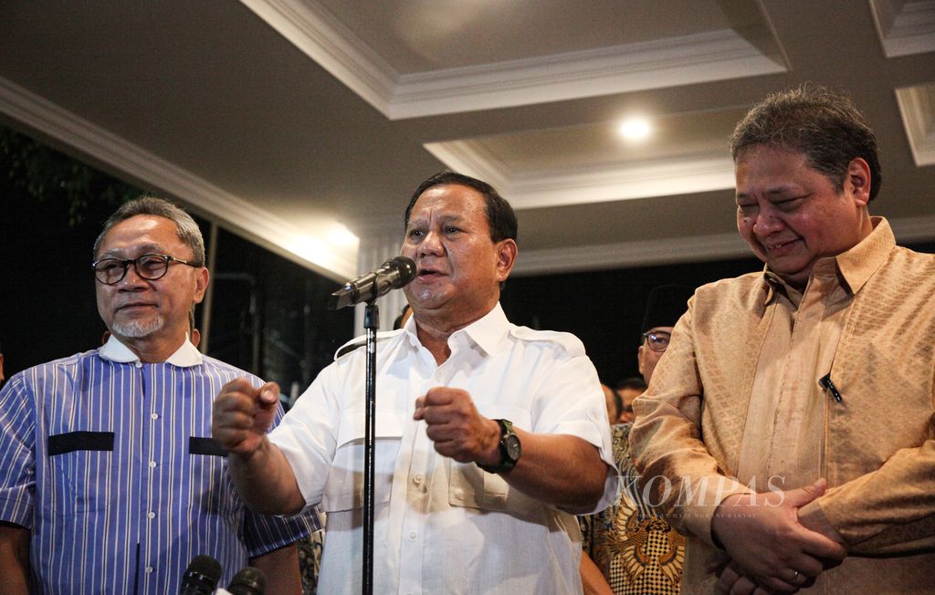 The Chairman of the Gerindra Party and presidential candidate, Prabowo Subianto, was accompanied by the Chairman of PAN Zulkifli Hasan (left) and the Chairman of the Golkar Party Airlangga Hartarto (right) in Kertanegara, Kebayoran Baru, South Jakarta on Sunday evening (22/10/2023).