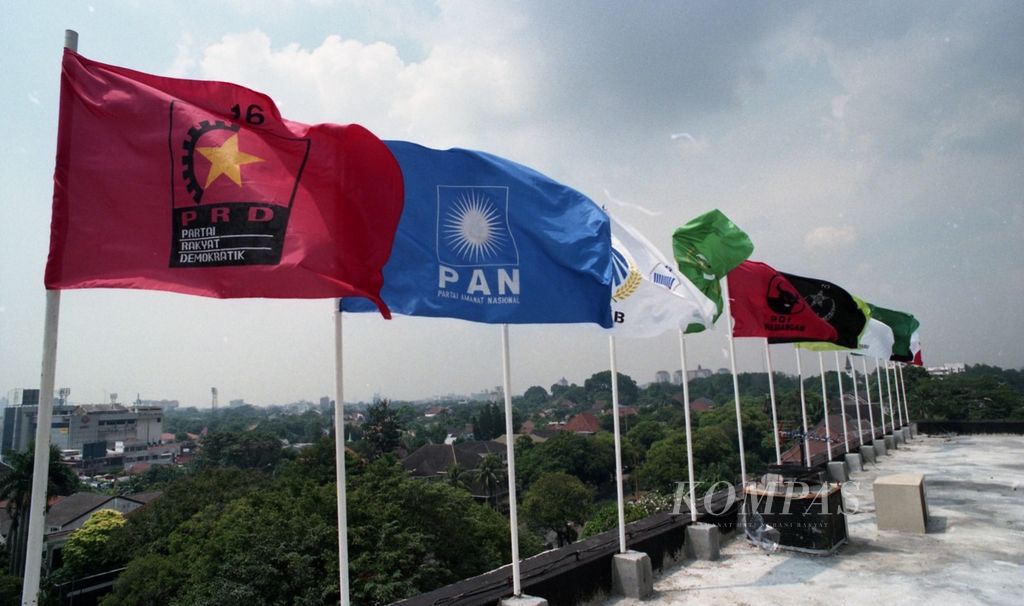 Bagian atap gedung Komisi Pemilihan Umum (KPU) di Jalan Imam Bonjol, Jakarta, dipasangi 48 bendera partai politik peserta Pemilihan Umum 1999, Kamis (29/4/1999). 