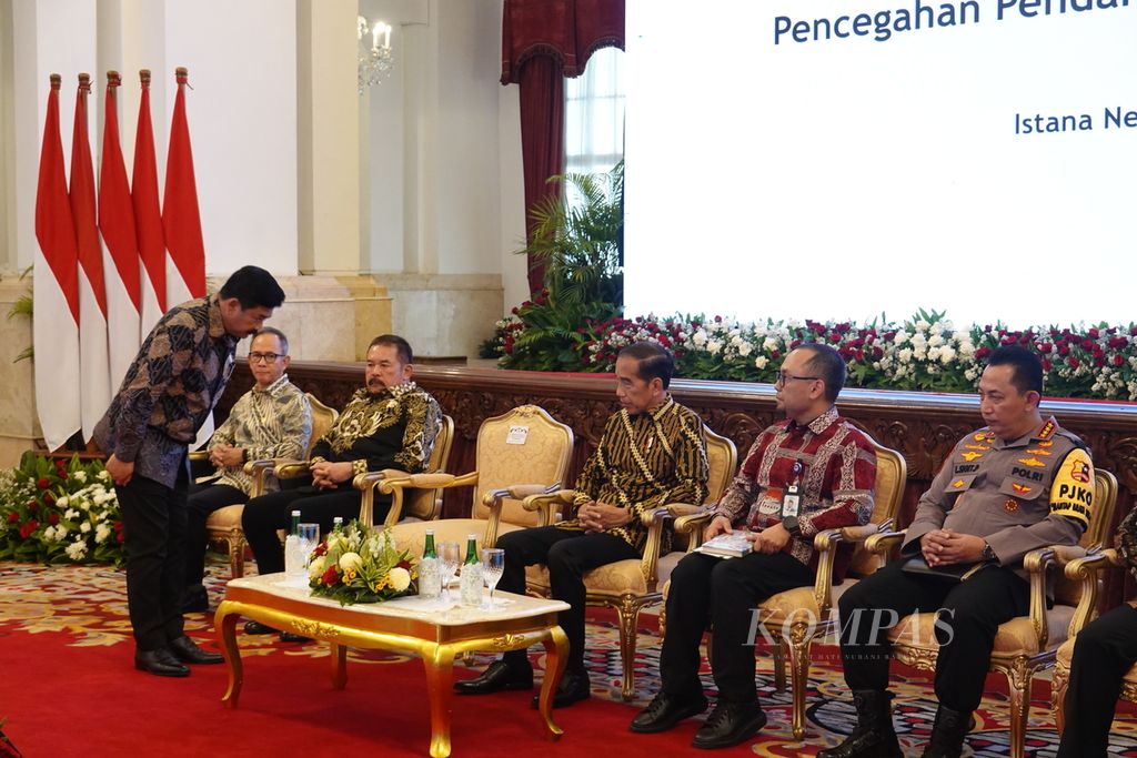 Menteri Koordinator Bidang Politik, Hukum, dan Keamanan Hadi Tjahjanto memberikan hormat kepada Presiden Joko Widodo sebelum memberikan sambutan pada Peringatan 22 Tahun Gerakan Nasional Anti Pencucian Uang dan Pencegahan Pendanaan Terorisme (APU PPT) pada Rabu (17/4/2024) di Istana Negara, Jakarta.