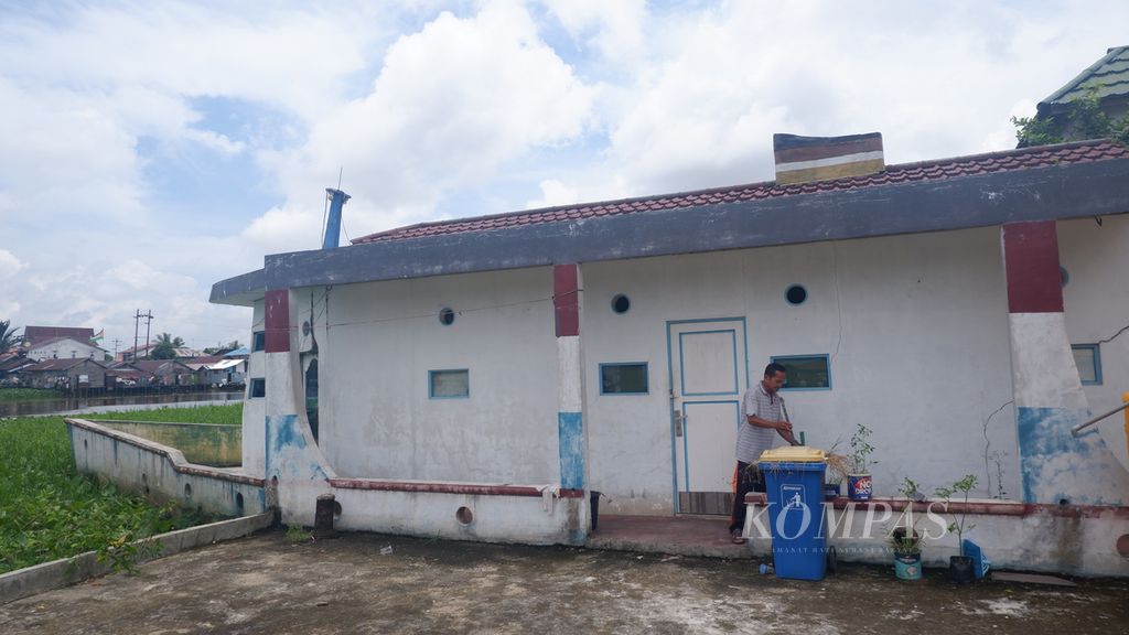 Suasana tempat tinggal marbot atau kaum Masjid Al-Amin, Banua Anyar, di tepian Sungai Martapura, Banjarmasin, Kalimantan Selatan, Kamis (21/3/2024).