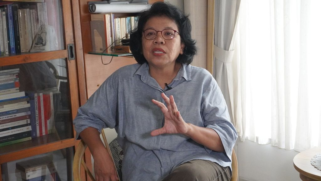 Psikolog sosial dari Pusat Kajian Representasi Sosial Indonesia, Risa Permanadeli saat dikunjungi Kompas di kediamannya pada Senin (29/3/2022).