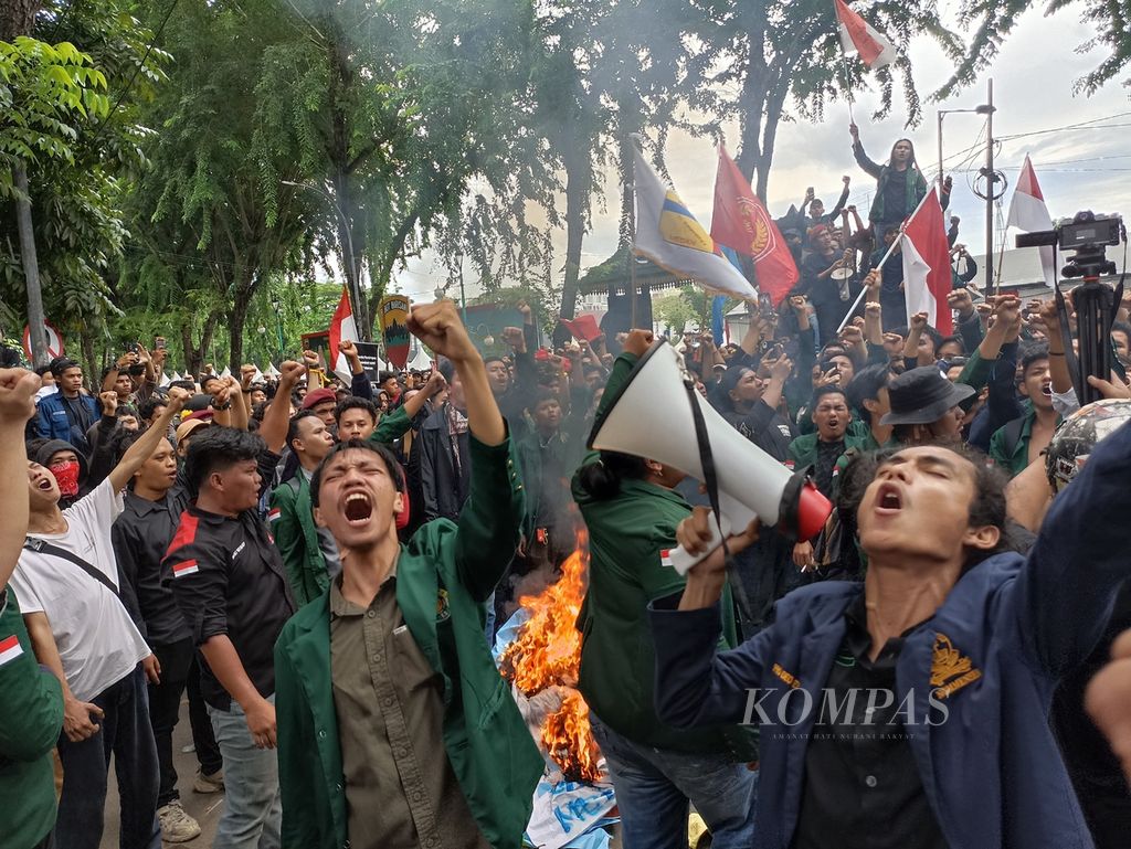 Unjuk rasa mahasiswa di depan Gedung DPRD Sumatera Utara, Medan, memanas, Jumat (23/8/2024). 