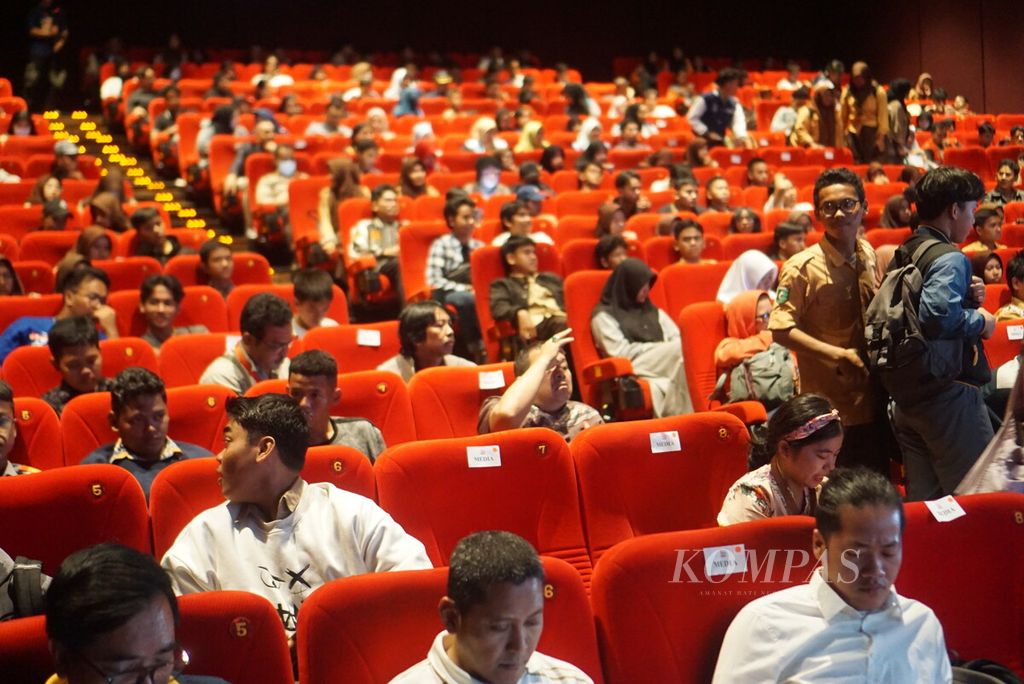 Suasana <i>nonton </i>film bareng yang diselenggarakan KPK dengan tajuk Anti Corruption Film Festival (ACFFEST) 2024 di Kota Balikpapan, Kalimantan Timur, Jumat (26/7/2024).