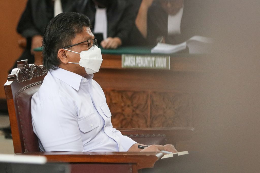 The defendant in the premeditated murder case Nofriansyah Yosua Hutabarat or Brigadier J, Ferdy Sambo, listens to the reading of the charges by the public prosecutor at the South Jakarta District Court, Tuesday (17/1/2023).