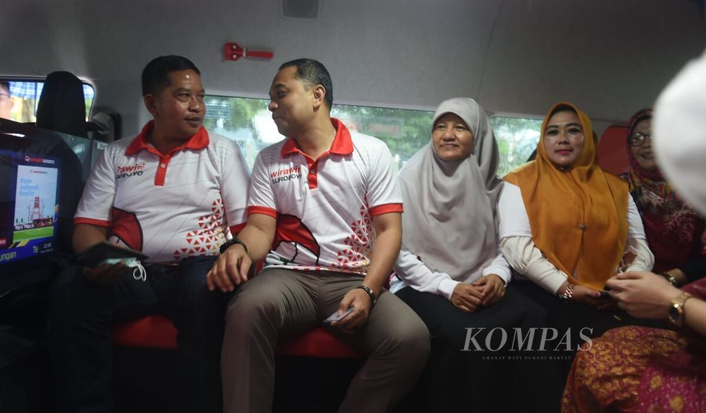 Wali Kota Surabaya Eri Cahyadi (kedua dari kiri) bersama undangan menjajal Angkutan Feeder Wirawiri Suroboyo yang baru diresmikan di Surabaya, Jawa Timur, Kamis (2/3/2023).