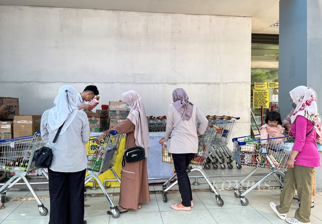 Petugas membantu mengemas barang belanjaan pengunjung di supermarket ritel di kawasan Bintaro, Tangerang Selatan, Banten, Selasa (14/3/2023). Jelang bulan puasa Ramadhan, kunjungan ke supermarket ritel mengalami peningkatan.  