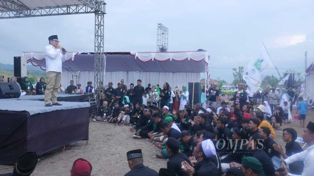 Calon wakil presiden nomor urut 1, Muhaimin Iskandar, melakukan konsolidasi dengan relawan Basra Amin (Bali Satu Suara untuk Anies Baswedan-Muhaimin Iskandar) di Kabupaten Buleleng, Bali, Jumat (26/1/2024). Muhaimin menargetkan memperoleh minimal 50 persen suara di Bali.