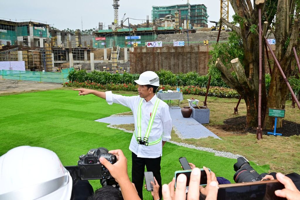 President Joko Widodo reviewed the progress of the construction of the Presidential Palace in the IKN area, North Penajam Paser Regency, East Kalimantan, on Friday (22/9/2023). At that time, the President was still welcomed by a field of synthetic grass while showing the location of the commemoration ceremony for the 79th anniversary of Indonesia's Independence Day.