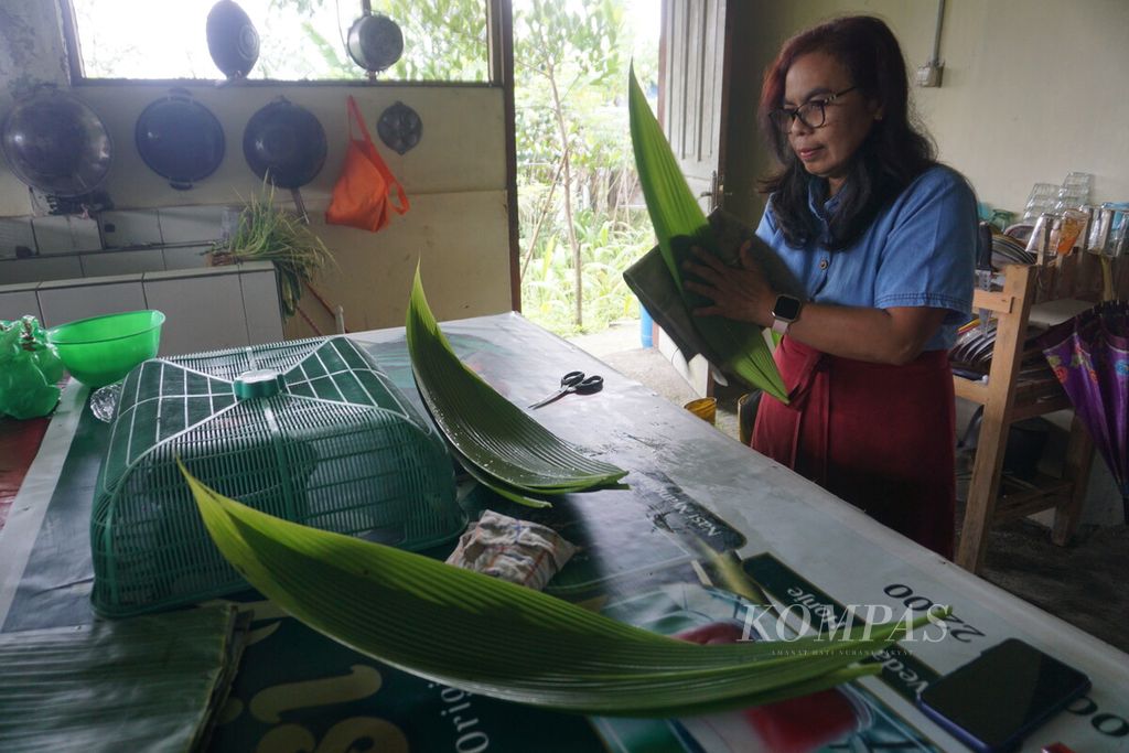 Siti (50), pemilik Oemah Nyangku, membersihkan daun nyangku atau pandan hutan di Desa Karangsalam, Baturraden, Banyumas, Jawa Tengah, Sabtu (1/10/2022).