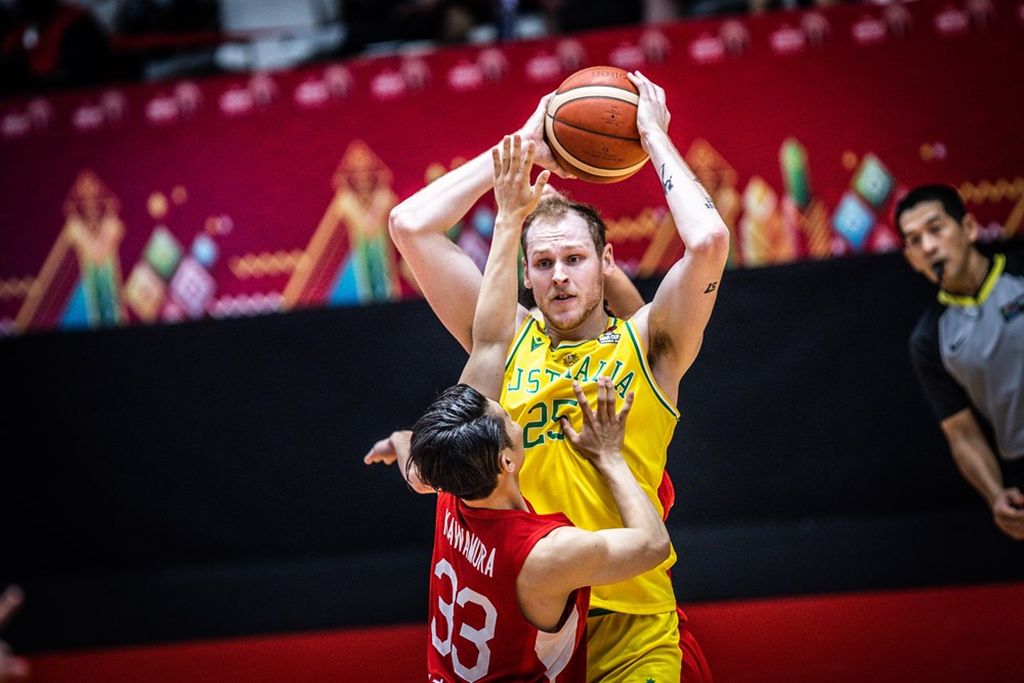 Pemain Australia, Rhys Vague (jersei kuning), mencetak 19 poin saat melawan Jepang dalam laga perempat final Piala Asia FIBA 2022 di Istora Senayan, Jakarta, Kamis (21/7/2022). Australia memenangi laga itu, 99-85.
