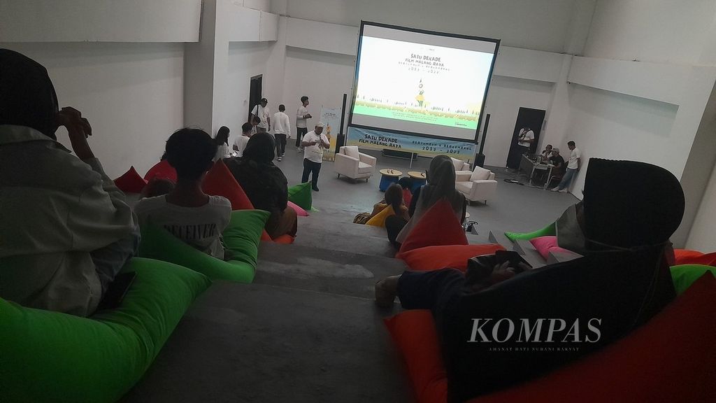 Suasana jelang pemutaran film dan diskusi Satu Dekade Film Malang Raya-Bertumbuh dan Berkembang, di Malang Creative Center (MCC), Malang, Jawa Timur, Minggu (19/3/2023).